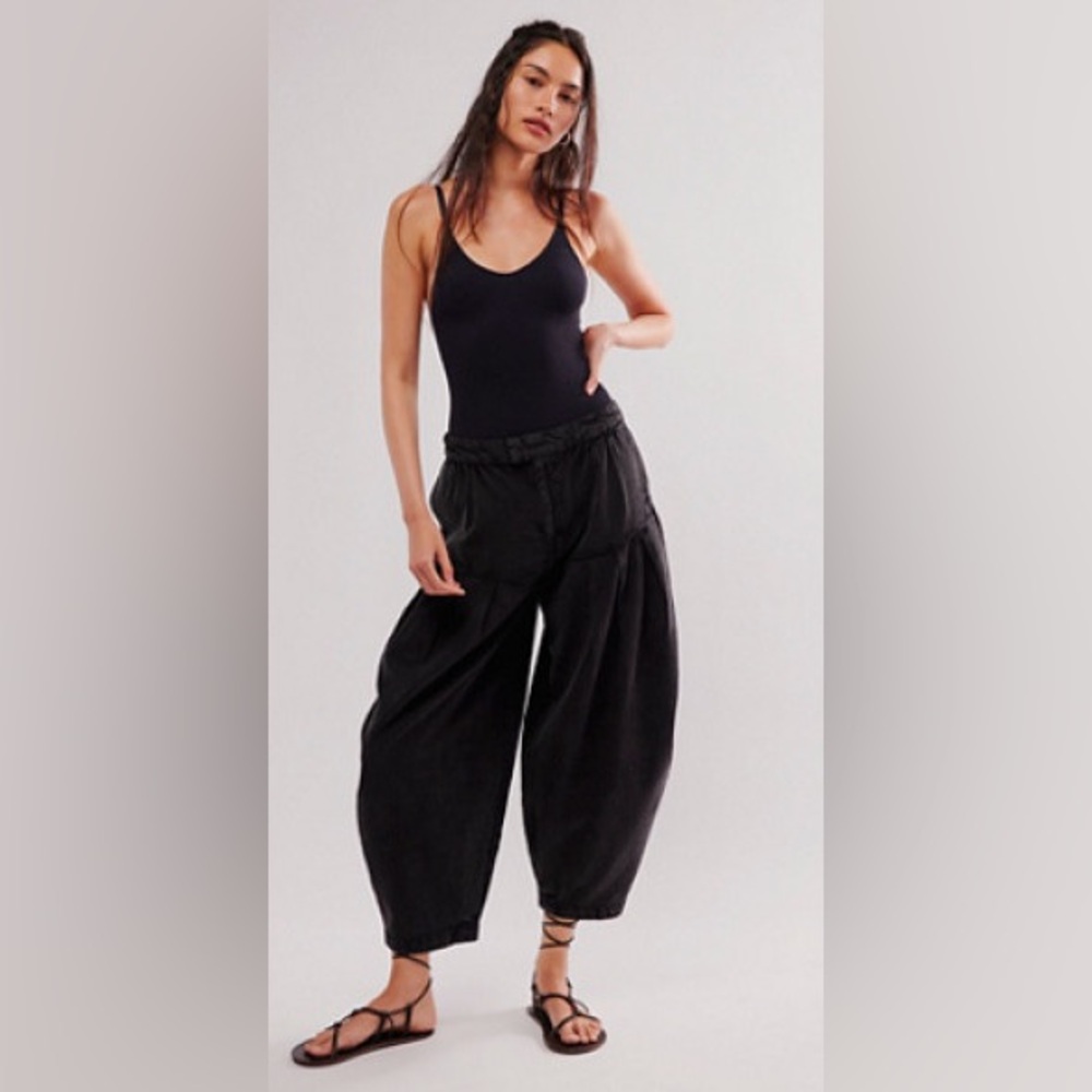 Free People Sarina Pleated Trousers / Black Barrel Pants size 4